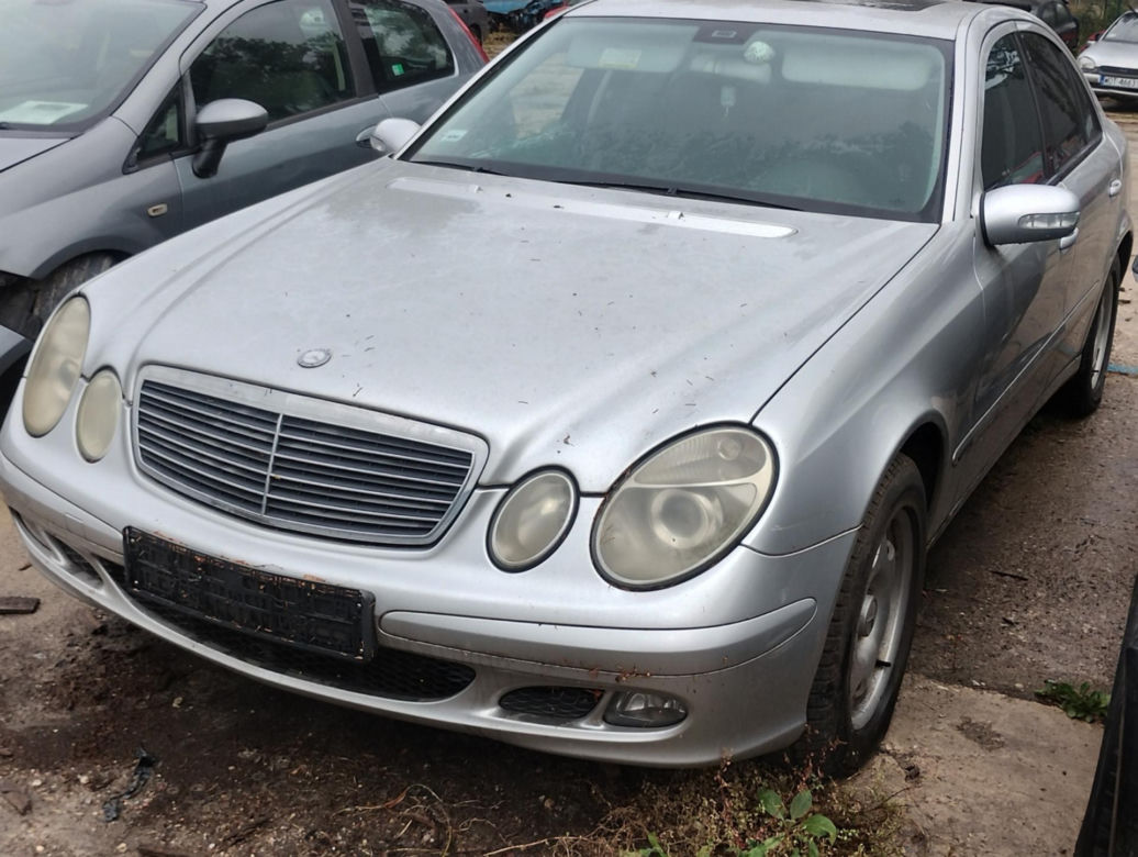 Drogowcy znów sprzedają wraki z ulicy. Wśród nich jest Chrysler w kwiatki