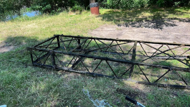 Akcja wydobycia starego mola nad zalewem Piachy