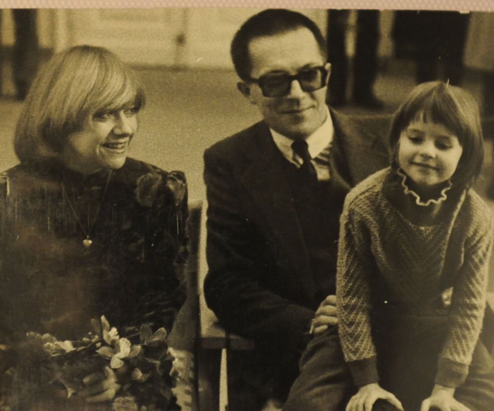Archiwalne zdjęcie Krystyny Sienkiewicz z mężem i dzieckiem. O trudnych małżeństwach aktorki przeczytasz na SE.