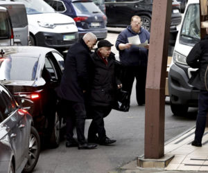 Politycy PiS zjeżdżają do siedziby partii. Kaczyński zaskoczył kolorem szalika! To może być sygnał i ukryty przekaz! [ZDJĘCIA]