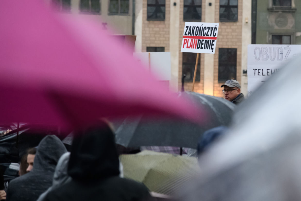 Marsz antycovidowców w Poznaniu. Protestujący: „Zakończyć PLANDEMIĘ!" [ZDJĘCIA]