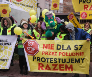 Protest ws. wariantów S7 przed siedzibą oddziału GDDKIA w Krakowie