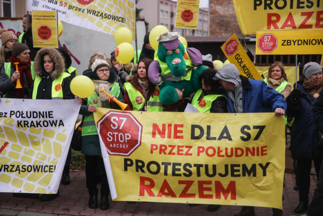 Protest ws. wariantów S7 przed siedzibą oddziału GDDKIA w Krakowie