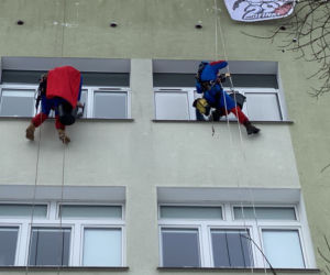 Finał WOŚP 2021 Gdańsku. Alpiniści umyli okna w szpitalach 31.01.2021