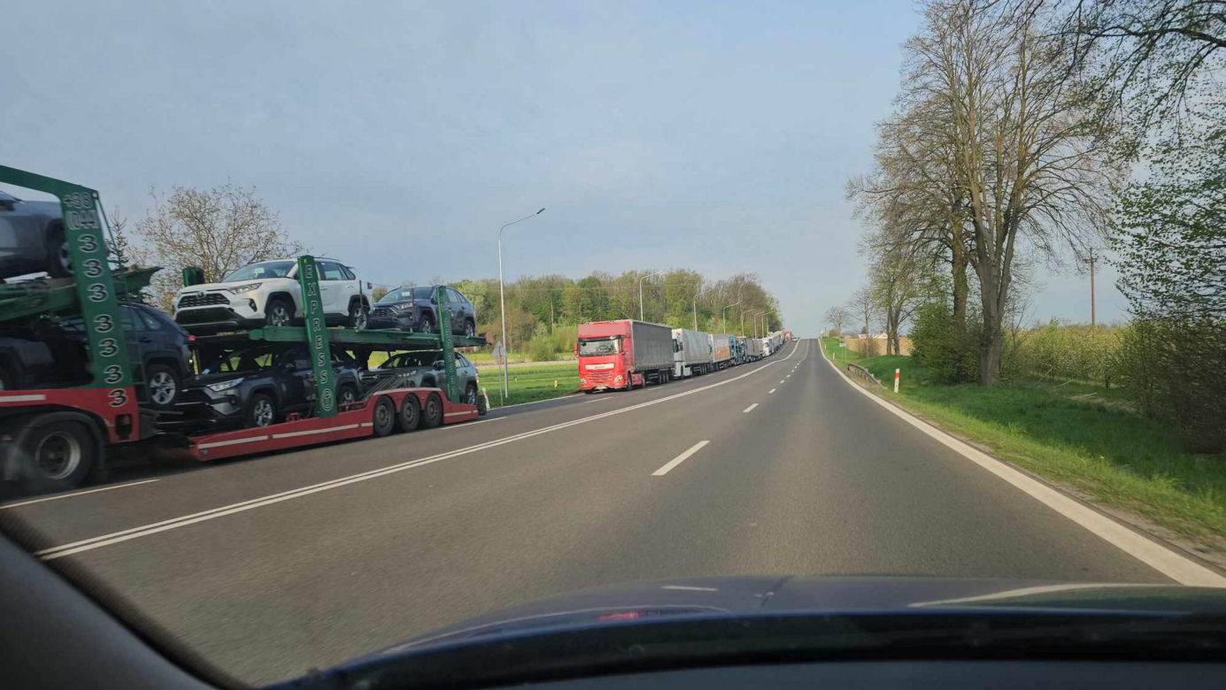 Tiry znów stoją w gigantycznych kolejkach do granicy