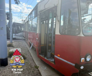 Niepokojące zdarzenia na Szosie Chełmińskiej w Toruniu. Kolejny pojazd wjechał w tramwaj