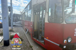Niepokojące zdarzenia na Szosie Chełmińskiej w Toruniu. Kolejny pojazd wjechał w tramwaj