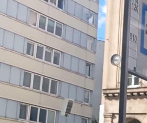 Remont po wrocławsku. Lodówka poleciała z okna wieżowca. Nagranie jest hitem