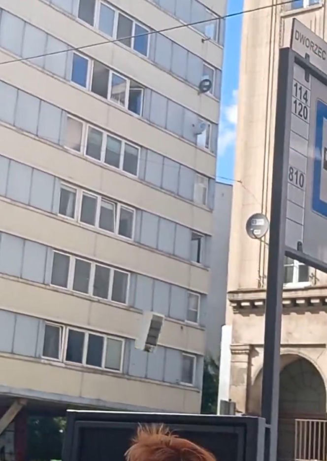 Remont po wrocławsku. Lodówka poleciała z okna wieżowca. Nagranie jest hitem