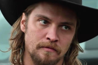 Gra w popularnym serialu i słono za to płaci. Opowiedział, jak go zastraszają