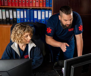 Na sygnale odc. 822. Adam Wszołek (Konrad Darocha), Ela Siemaszko (Aleksandra Kądziołka)