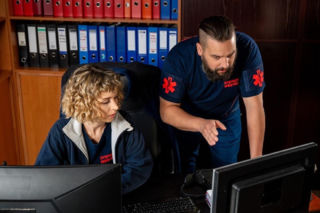 Na sygnale odc. 822. Adam Wszołek (Konrad Darocha), Ela Siemaszko (Aleksandra Kądziołka)