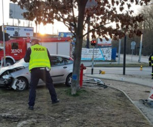 Tarnów: Dachowanie pod stadionem Unii! Taksówkarz trafił do szpitala