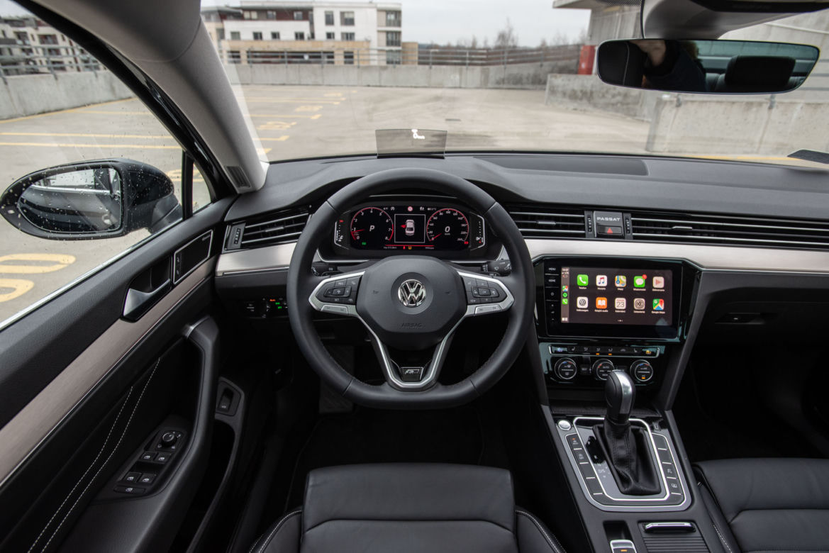 Volkswagen Passat Elegance vs Skoda Superb Sportline