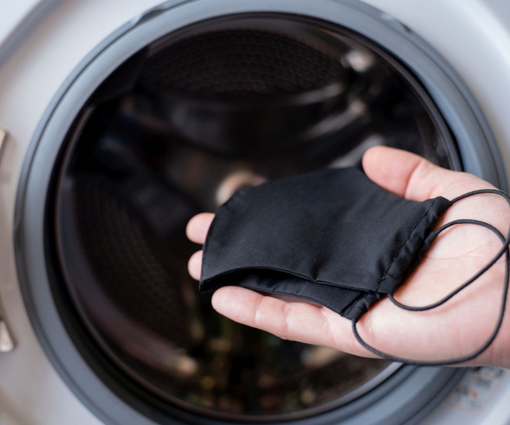 Jak dezynfekować maseczkę ochronną wielorazową? WAŻNE informacje [INSTRUKCJA]