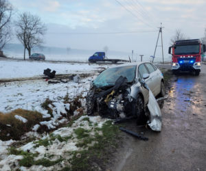 Wypadek w Nowej Wsi. Dwa auta rozbite, roztrzaskana kapliczka. Co się stało?