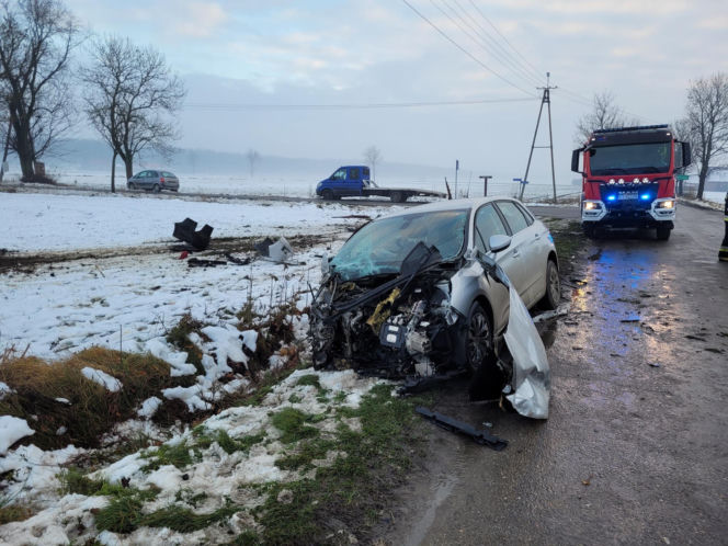 Wypadek w Nowej Wsi. Dwa auta rozbite, roztrzaskana kapliczka. Co się stało?