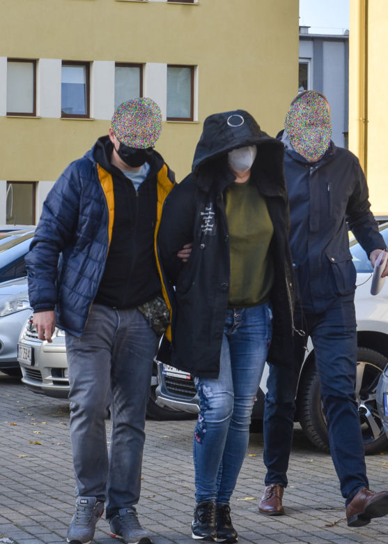 Policja doprowadziła 38-latkę, która wiozła 40 nielegalnych imigrantów z Iraku