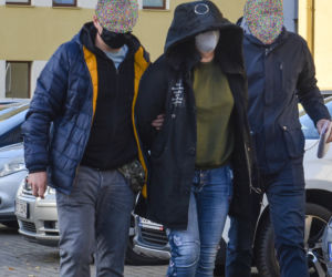 Policja doprowadziła 38-latkę, która wiozła 40 nielegalnych imigrantów z Iraku