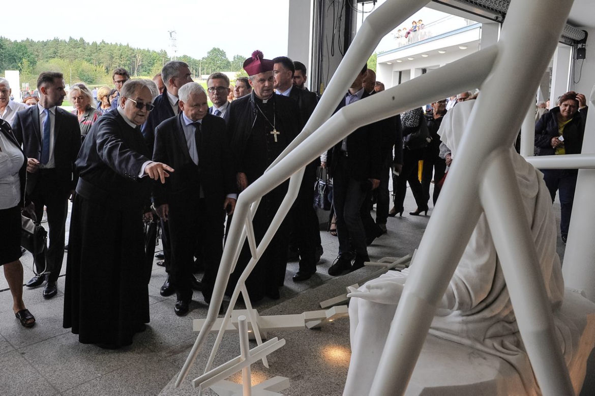 Ukłony dla Rydzyka, uśmiech dla Kaczyńskiego