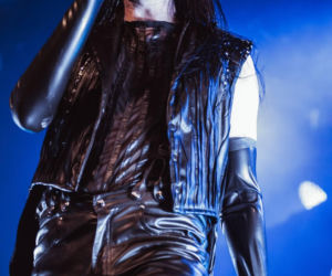 Skrupulatnie wyreżyserowany groteskowy spektakl okraszony nutą surrealizmu – Avatar zawładną Warszawą [RELACJA]