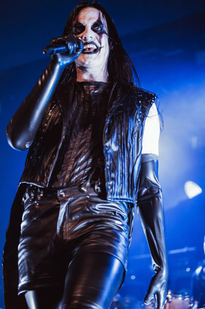 Skrupulatnie wyreżyserowany groteskowy spektakl okraszony nutą surrealizmu – Avatar zawładną Warszawą [RELACJA]