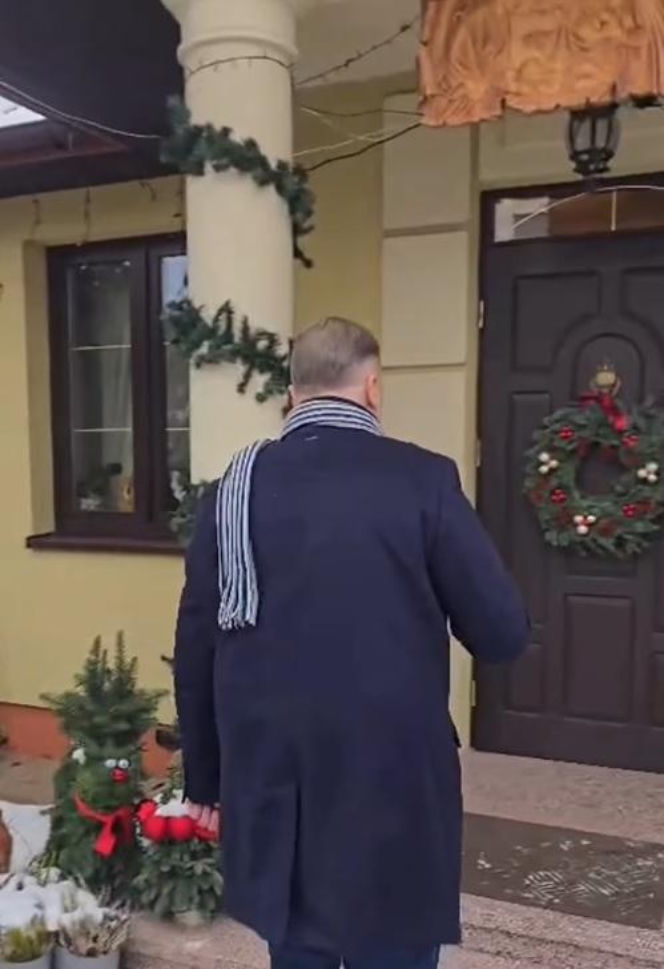 W takich warunkach mieszka Czarnek. Tak dom wygląda w środku