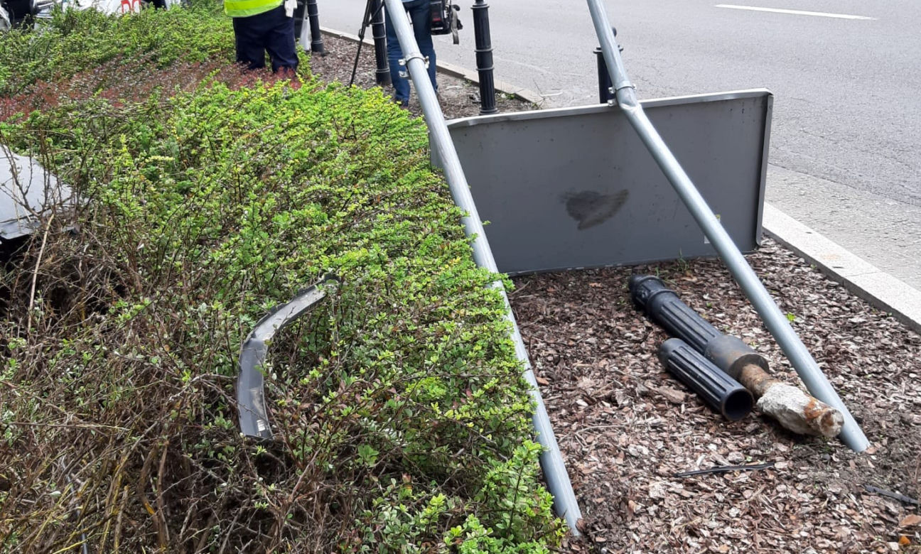Pijany próbował uciekać przed policją. Uderzył w auto i wylądował na dachu