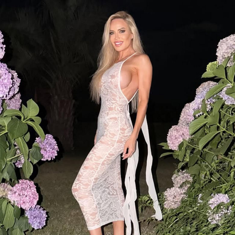 Była pierwszą nieoficjalną Miss Mundialu. Tak wygląda seksowna „matka chrzestna”