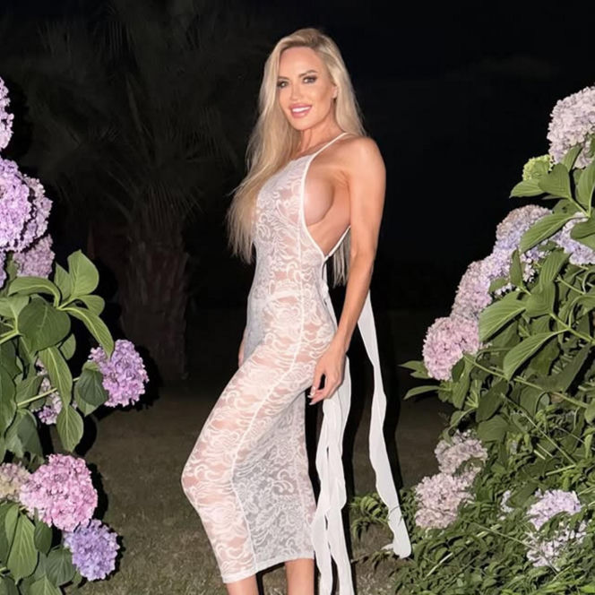 Była pierwszą nieoficjalną Miss Mundialu. Tak wygląda seksowna „matka chrzestna”