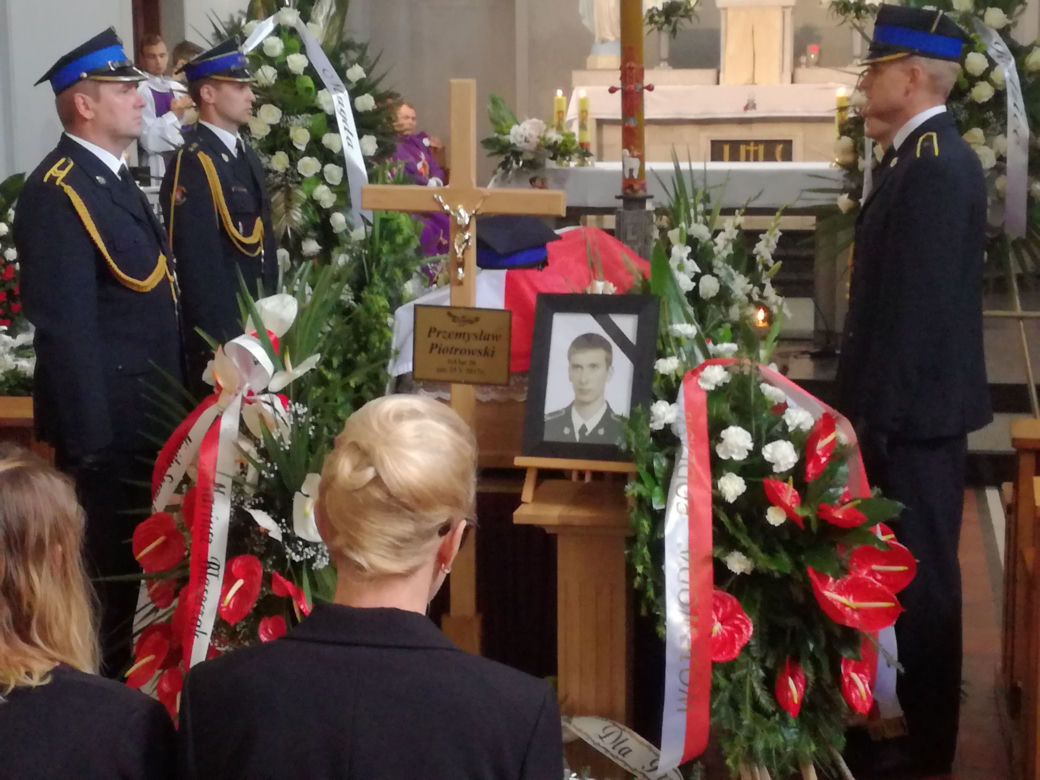 Białystok. Pogrzeb ogniomistrza Przemysława Piotrowskiego (+26 l.)