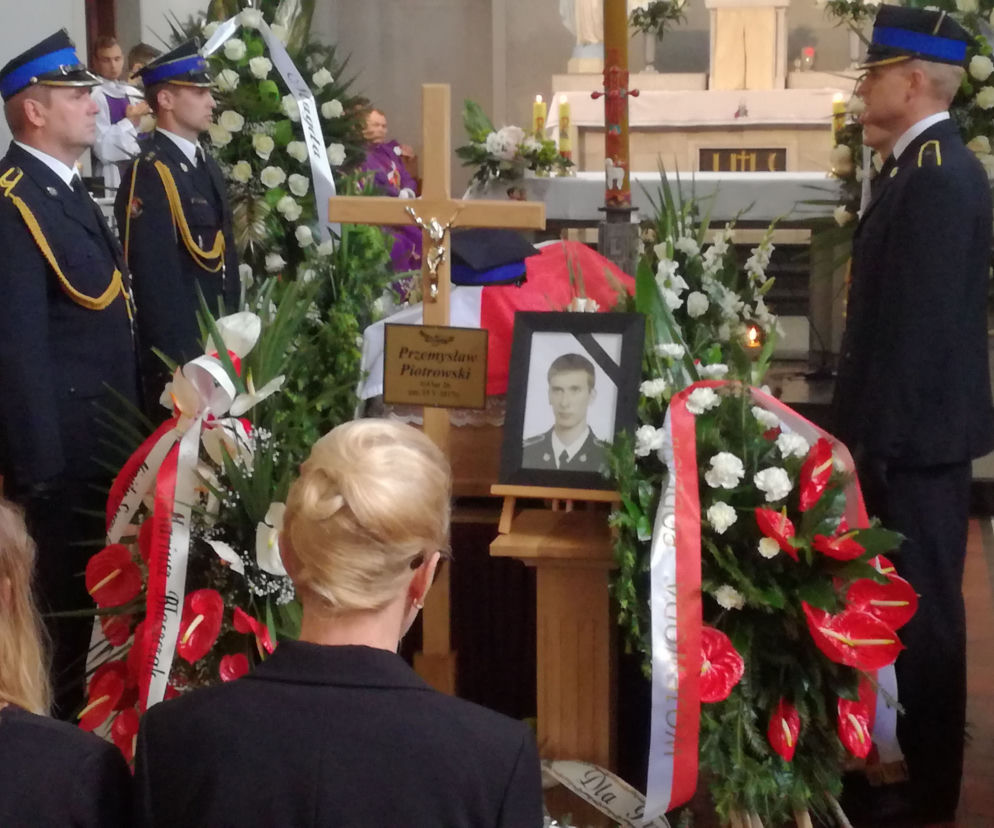 Białystok. Pogrzeb ogniomistrza Przemysława Piotrowskiego (+26 l.)