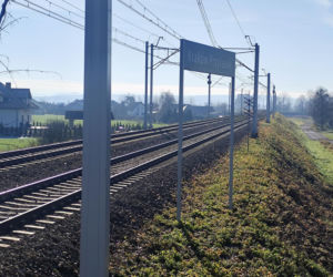 Justyna B. zginęła pod kołami pociągu. Jej grób przykryły białe kwiaty