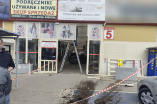 Kobieta straciła panowanie nad BMW. Auto z impetem wbiło się w pasaż handlowy