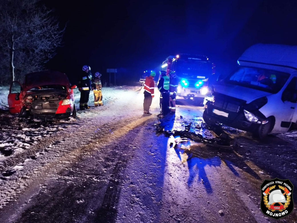 Czołowe zderzenie pod Bydgoszczą! Dwie osoby poszkodowane [ZDJĘCIA]