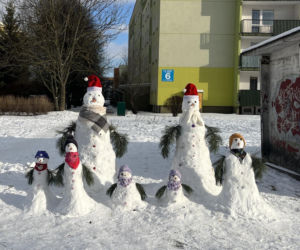 Rodzina bałwanów w Lublinie. Państwo Wrońscy zbudowali zimowy hit osiedla