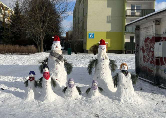 Rodzina bałwanów w Lublinie. Państwo Wrońscy zbudowali zimowy hit osiedla