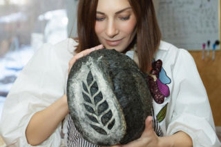 Olena Kaszuba piecze polski chleb pod Chicago