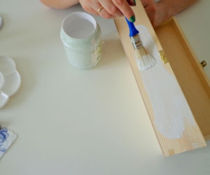 Jak zrobić dekoracyjną skrzyneczkę na wino metodą decoupage?