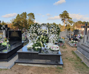 Morze białych kwiatów na grobie maleńkiej Hani