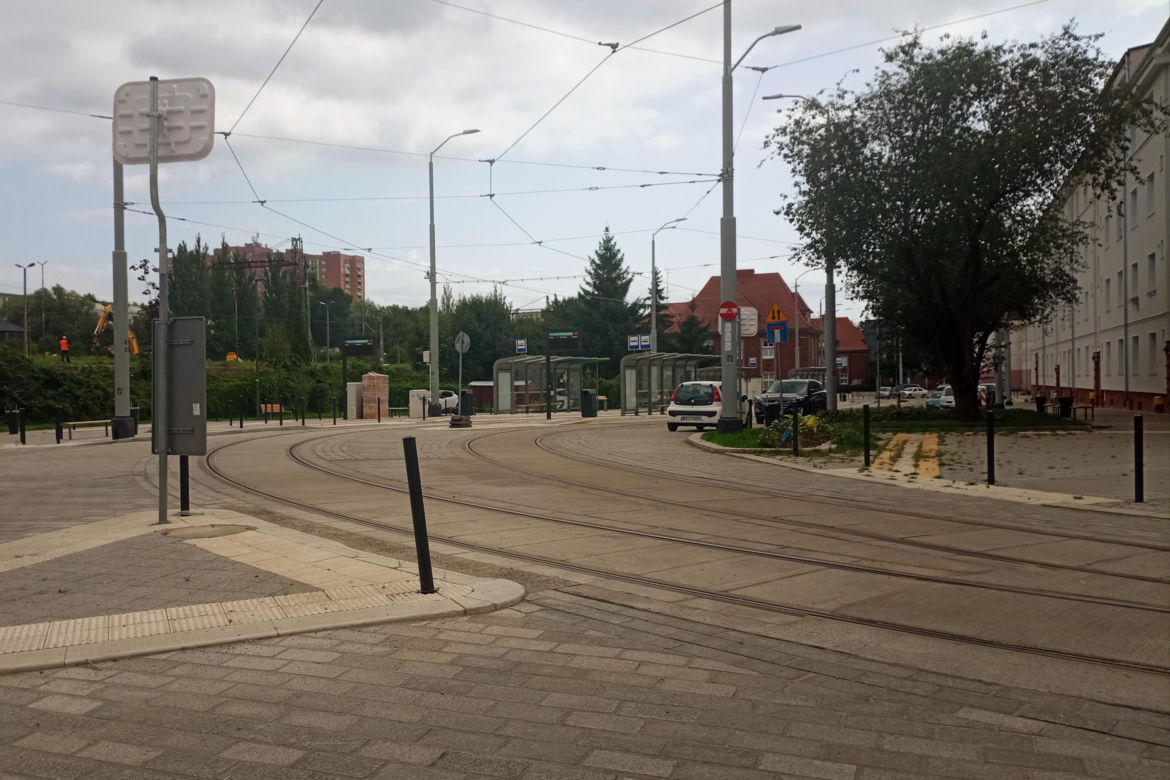 "Wysyp" ławek na ulicy Boguchwaly