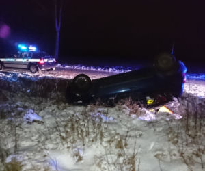 Trzcianne - Mońki. 41-letnia kierująca renault wyprzedzając pojazd na prostym odcinku drogi straciła panowanie nad pojazdem i dachowała