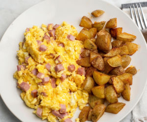 Domowa jajecznica po chłopsku. Bez liczenia kalorii