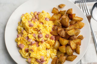 Domowa jajecznica po chłopsku. Bez liczenia kalorii