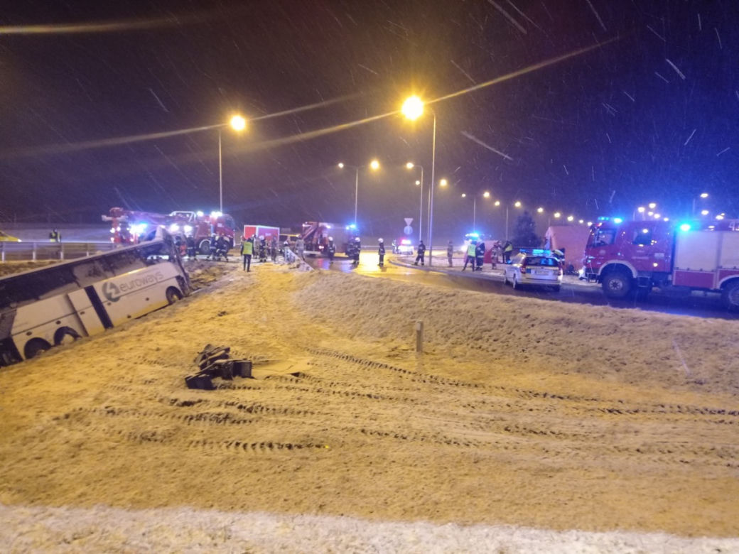 Tragedia na autostradzie A4. Autokar runął do rowu. Zginęła 1 osoba, jest 9 rannych! [ZDJĘCIA]