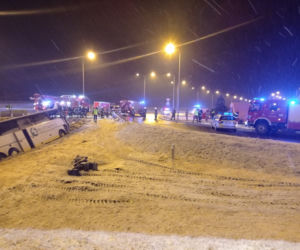 Tragedia na autostradzie A4. Autokar runął do rowu. Zginęła 1 osoba, jest 9 rannych! [ZDJĘCIA]