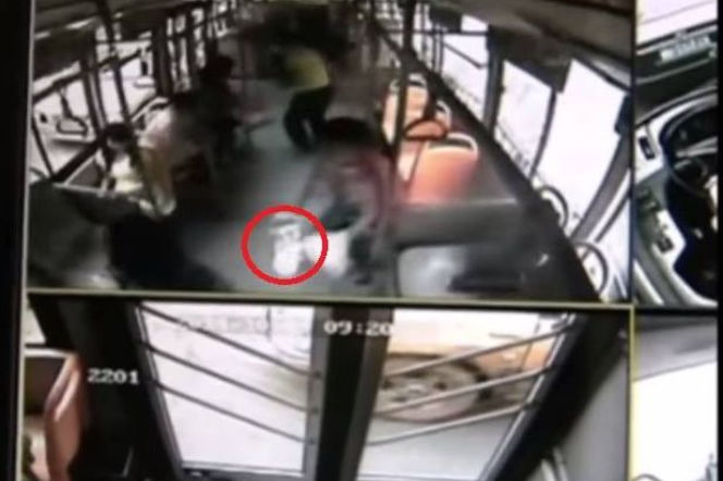 Telefon WYBUCHŁ w dłoni pasażerki autobusu! [WIDEO]