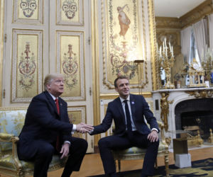 Święto pokoju w Paryżu. Trump w żelaznym uścisku Macrona.