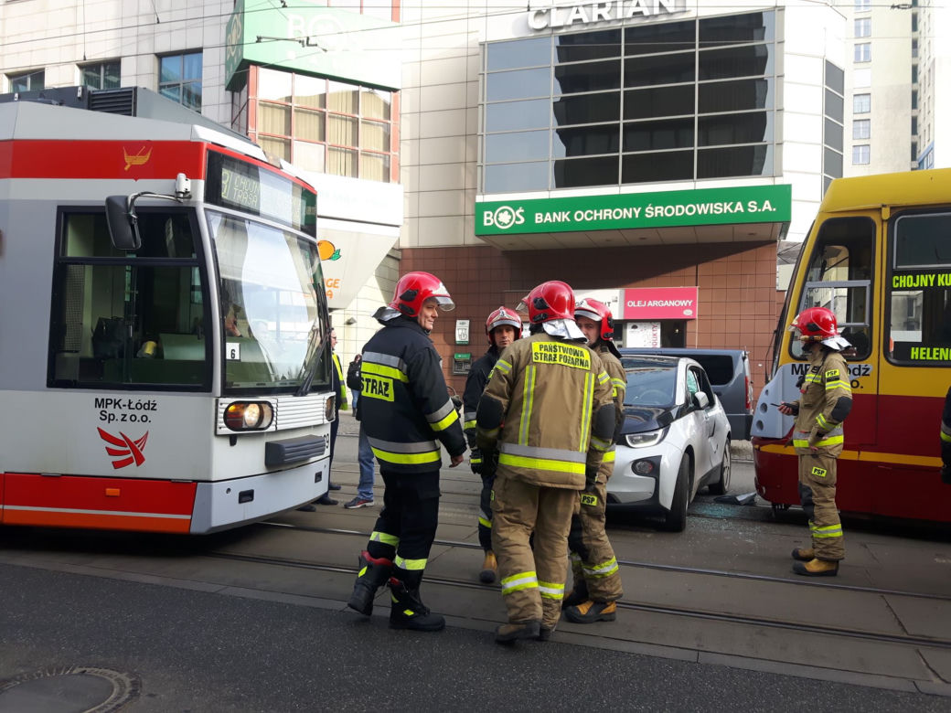 Łódź: BMW wjechało pod tramwaj. POWAŻNE UTRUDNIENIA na Piotrkowskiej przy Piłsudskiego!