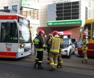 Łódź: BMW wjechało pod tramwaj. POWAŻNE UTRUDNIENIA na Piotrkowskiej przy Piłsudskiego!